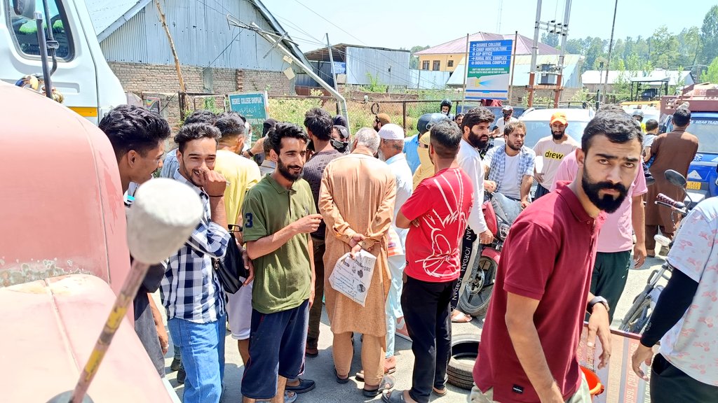 shahidtaks's tweet photo. On one hand Authorities of #JalJeevan are claiming tall promises of #HarGharJal ,but the locals of main town Gagren @shopiankmr today came out &amp; blocked #NH444 craving for water since 20 days (they said). Requested for kind consideration.
@FazLulhaseeb @Hitesh_jammu @mingasherpa https://t.co/9uLEOcqRYc