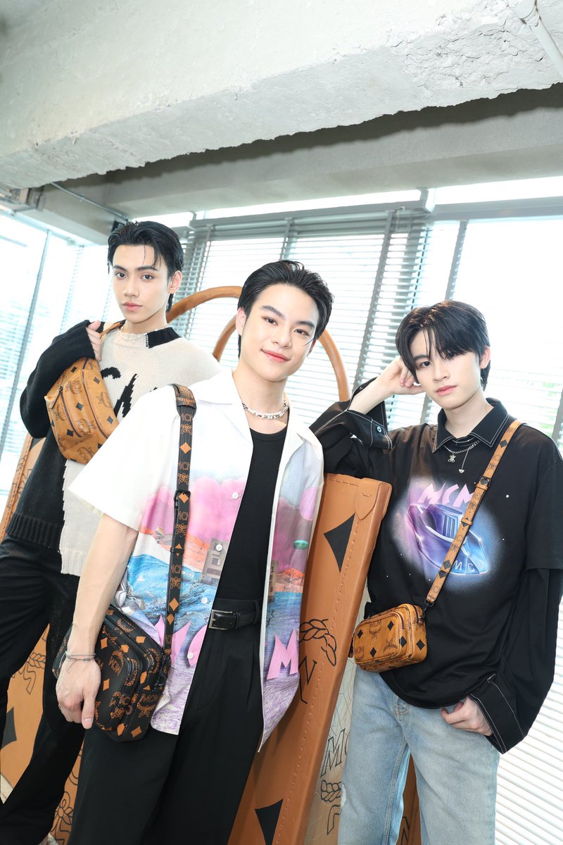ELLEThailand's tweet photo. สามหนุ่มสามมุม! ส่องลุคของ 3 ไอดอลน้องใหม่จาก 789 อย่างหนุ่ม มาร์ค กฤษณ์, เอเอ อชิรกรณ์ และ ภีม สุพล ที่ 'MCM x TANGIBLE CAFE' คาเฟ่สุดชิกภายใต้คอนเซ็ปต์ MCM Maxi Café 

#MCMMAXICAFE #MCMTHAILAND #MCMxTANGIBLE 
#MCMMAXICAFEx789
#MARCkris #PEEMWASU #AAashirakorn https://t.co/lNgbMA4V3C