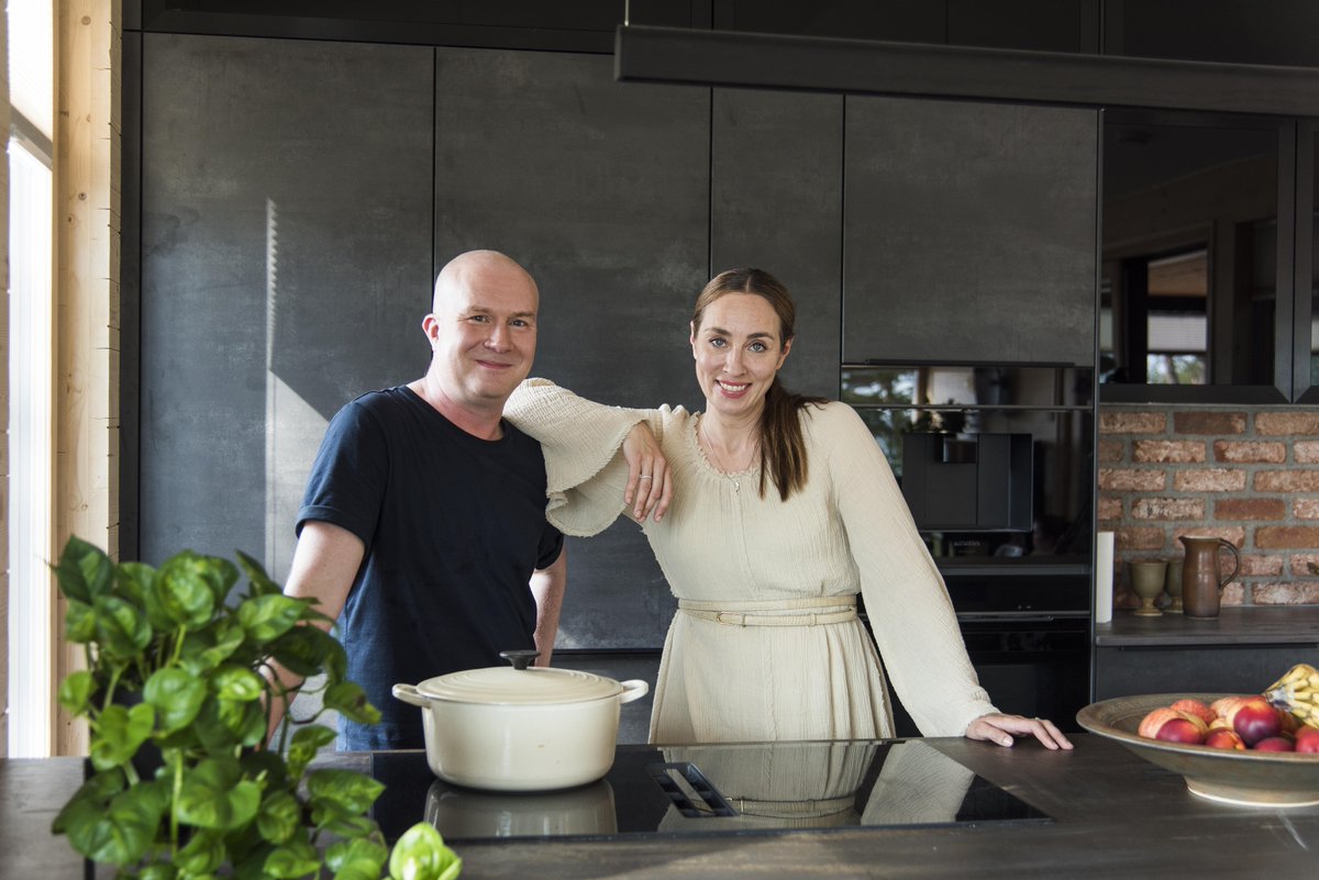 Huvila &amp; Huussi Asuntomessuilla -erikoisjaksot alkavat tänään Nelosella ja Ruudussa klo 20! 🏡

Tänään sisustusarkkitehti Mikko Vesanen ja Anni Ihamäki tutustuvat Loviisan messukoteihin, joissa vesi on tärkeässä roolissa, sekä lapsiperheiden arjessa hyvin toimiviin koteihin.