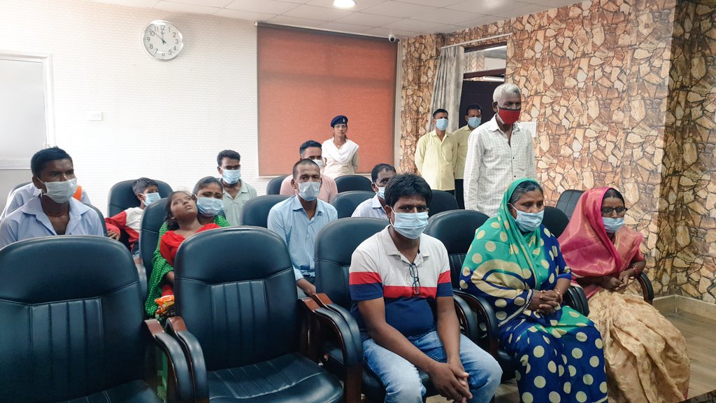 पलामू DC के जनता दरबार में पहुंचे फरियादी, प्रधानमंत्री आवास देने की लगाई गुहार-Complainant reached the Janata Darbar of Palamu DC, requested to give Prime Minister's residence