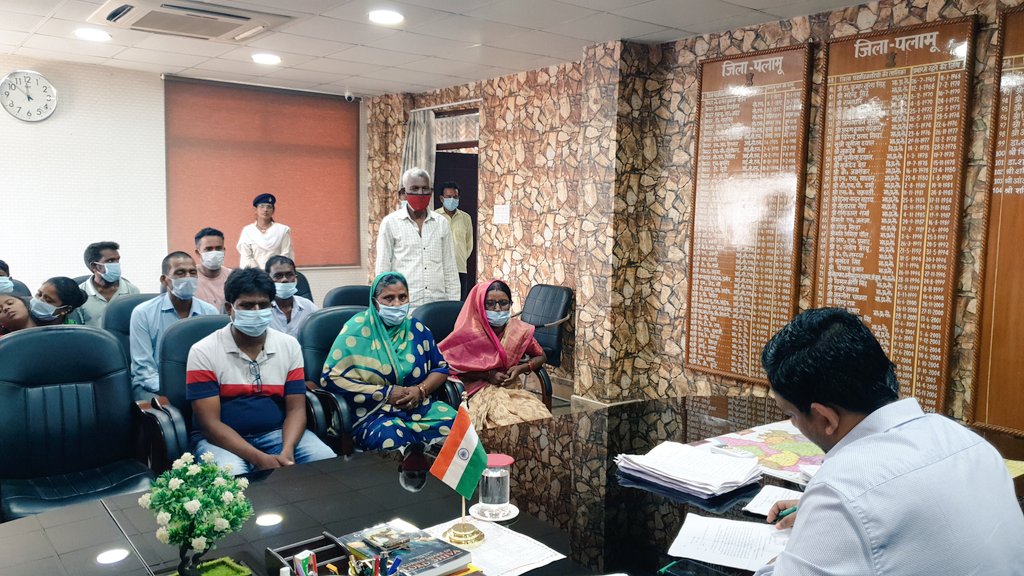 पलामू DC के जनता दरबार में पहुंचे फरियादी, प्रधानमंत्री आवास देने की लगाई गुहार-Complainant reached the Janata Darbar of Palamu DC, requested to give Prime Minister's residence