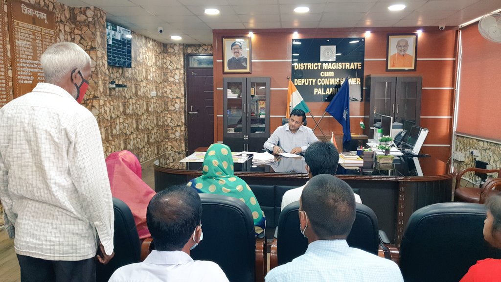 पलामू DC के जनता दरबार में पहुंचे फरियादी, प्रधानमंत्री आवास देने की लगाई गुहार-Complainant reached the Janata Darbar of Palamu DC, requested to give Prime Minister's residence