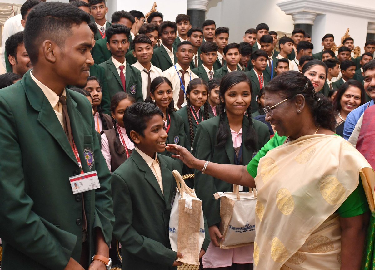 rashtrapatibhvn's tweet photo. President Droupadi Murmu interacted with the students of Eklavya Model schools at Rashtrapati Bhavan. A guided tour of Rashtrapati Bhavan and Amrit Udyan was arranged for the tribal students from Odisha, Jharkhand, Uttarakhand, Madhya Pradesh, Chhattisgarh and Rajasthan. https://t.co/OEdUyo873I