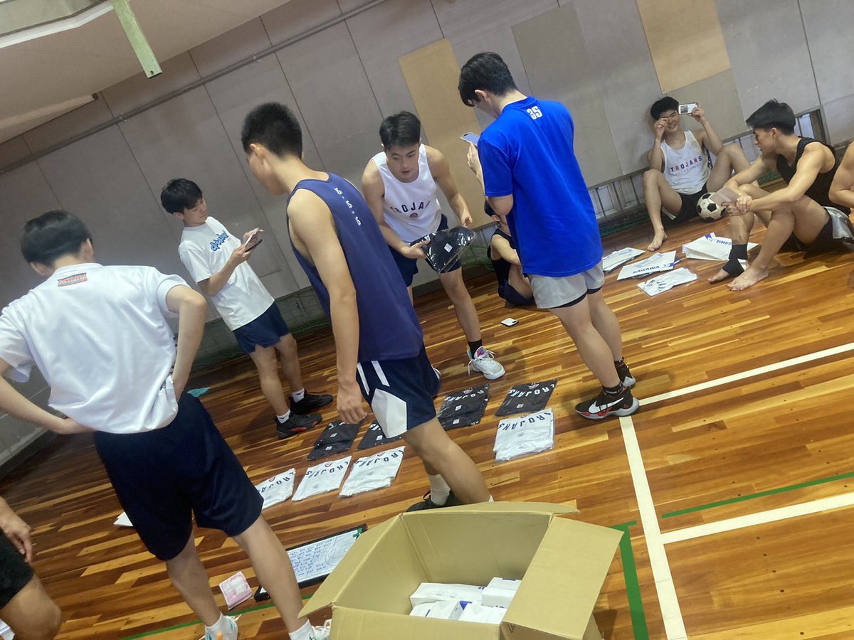92ch2's tweet photo. 梱包、発送作業が最終ラップに差し掛かってます！まだ届いていない方、もう少しだけお待ちください🤝 https://t.co/0HMhUvVWot