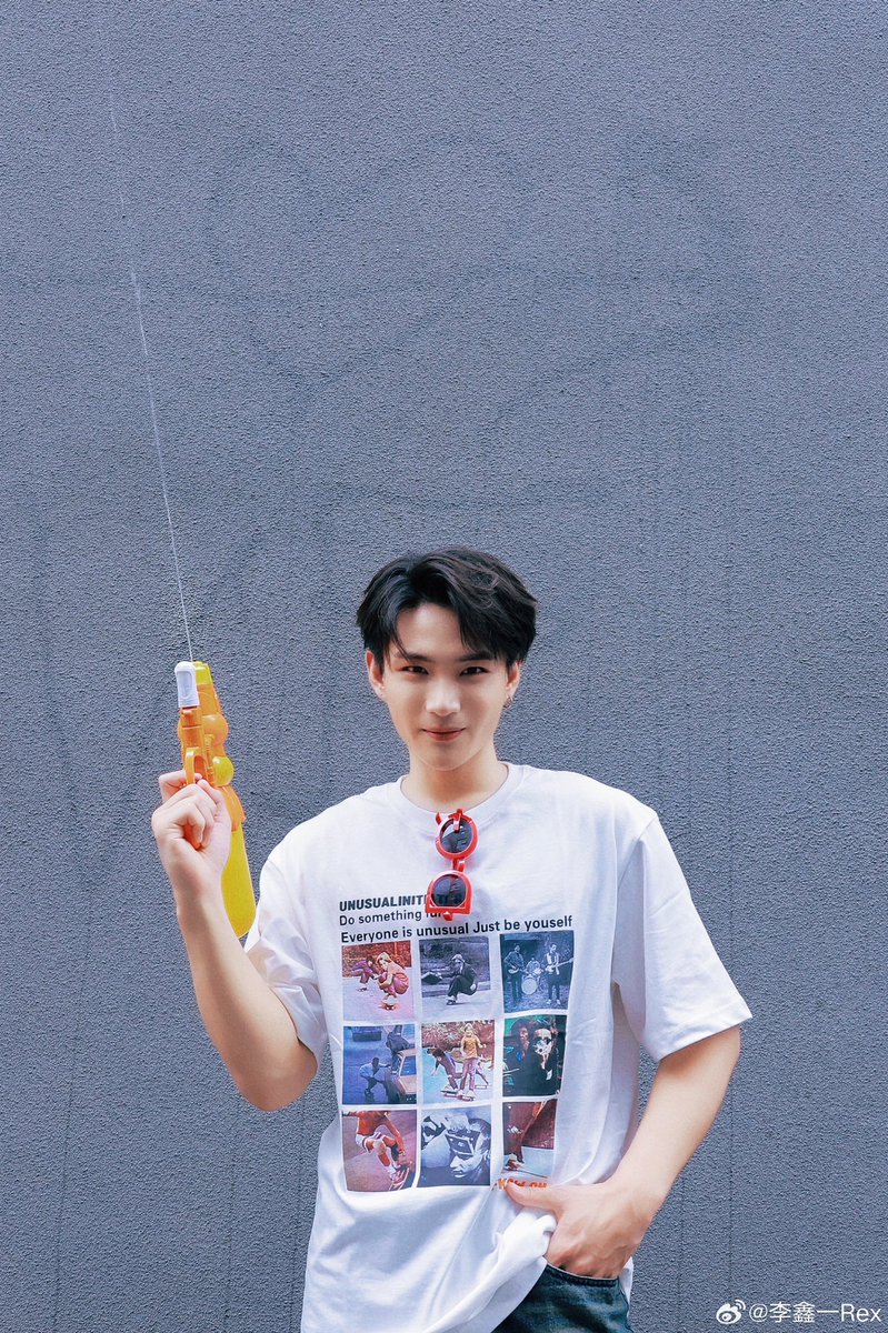 LiXinyiTH's tweet photo. 2023.08.22 Weibo Update 

“🐸🐸เงียบเหงาๆ
🔫🔫ปืนฉีดน้ำเล่นส���ุก 
🧑🏻‍🎤🧩ไปแล้วๆ”

#หลี่ซินอี #LiXinyi #RexLi #李鑫一 https://t.co/c620jtJ529