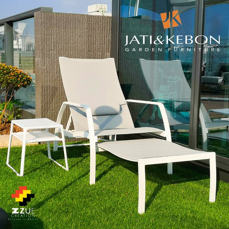 Contact Us: (852) 2580 0633
Learn More -> shorturl.at/uDGOP
Don't miss the glorious sunshine! Embrace rooftop sunbathing and soak up those rays. ☀🏙 #ZzueCreation #OutdoorFurniture #SunshineSerenade