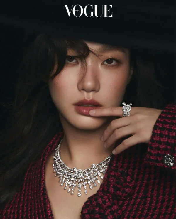 VogueKorea's tweet photo. 김고은과 트위드 샤넬의 공통점 

가브리엘 샤넬이 사랑한 트위드, 그리고 김고은이 사랑하게 될 트위드 드 샤넬 

▶️ https://t.co/7dB6yd3vRC https://t.co/25zSrHGORx