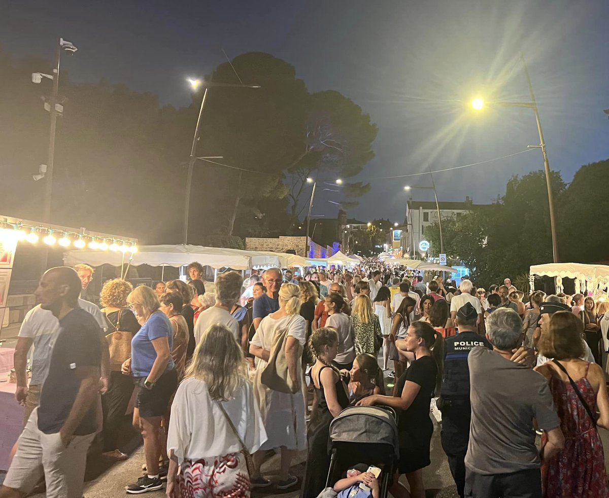 PALMBUS's tweet photo. ⚠🌙 En raison du marché nocturne le mercredi soir dans le quartier de la Napoule, des perturbations sont à prévoir sur les lignes #PalmBus22 &amp; #PalmBus23, #PalmNight20, ainsi que sur les navettes #MimoPlage et #LaLittorale, de 17h30 à 01h00.

Infos 👉 https://t.co/kQEjZimdcH https://t.co/pbhEZuTUV3