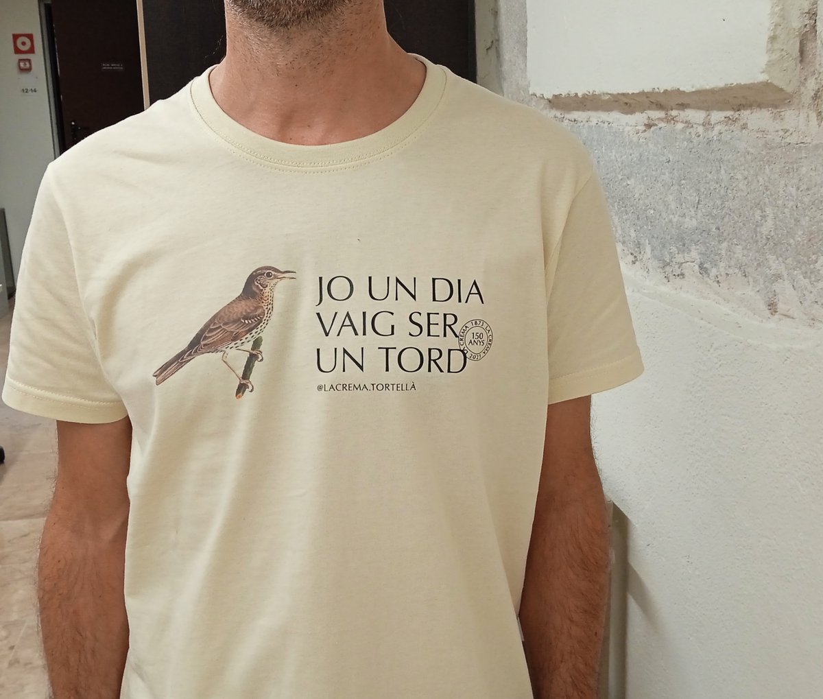 A l'Arxiu ja estem a punt! 👕🐦 
El tord és l’ocell que simbolitza la representació de la Crema del poble de Tortellà dins l’espectacle del 26 d’agost instagram.com/p/CvhpuvlN9Wk/ <a href="/patrimonigencat/">Patrimoni</a> #xac <a href="/Aj_Tortella/">Ajuntament Tortellà</a>
