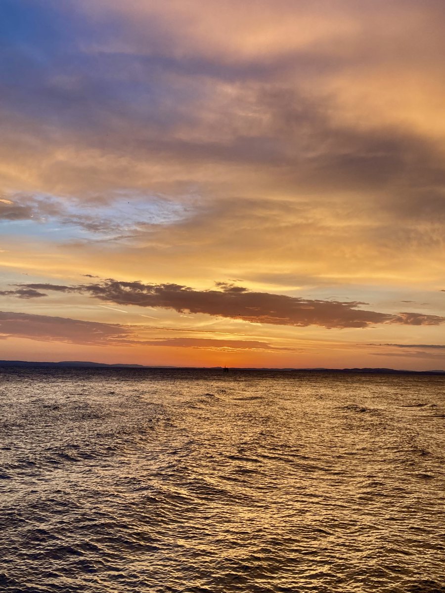 Abendstimmung am #Bodensee und dazu ein witziges Buch: weltbild.de/artikel/ebook/…. #GoodbyeDeutschland #traveling