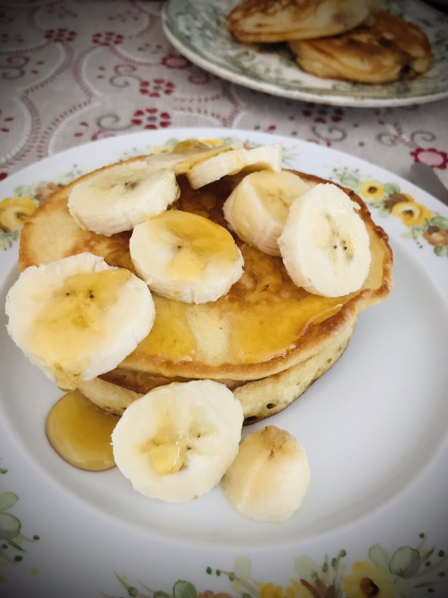 SweetMouse85's tweet photo. More American pancakes 🇺🇸🥞
This time I tried them with banana and honey 🍯
I don't have marble syrupy.
#breakfast #pacakes https://t.co/5prBCfa9IL