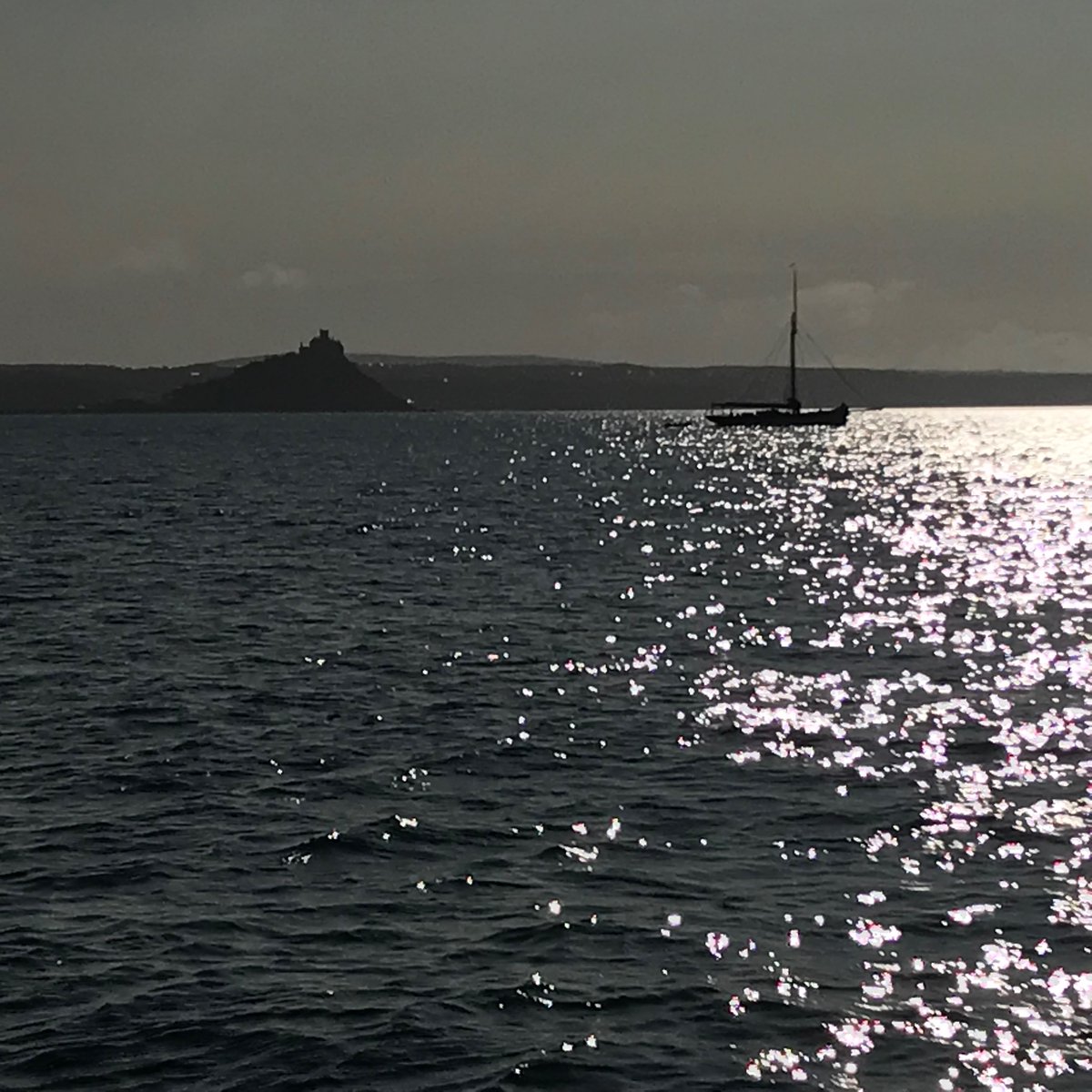 HMayWriter's tweet image. yma an howl ow splanna ha glas yw an ebron 

(the sun is shining and the sky is blue)

#cornish #cornishlanguage #sea