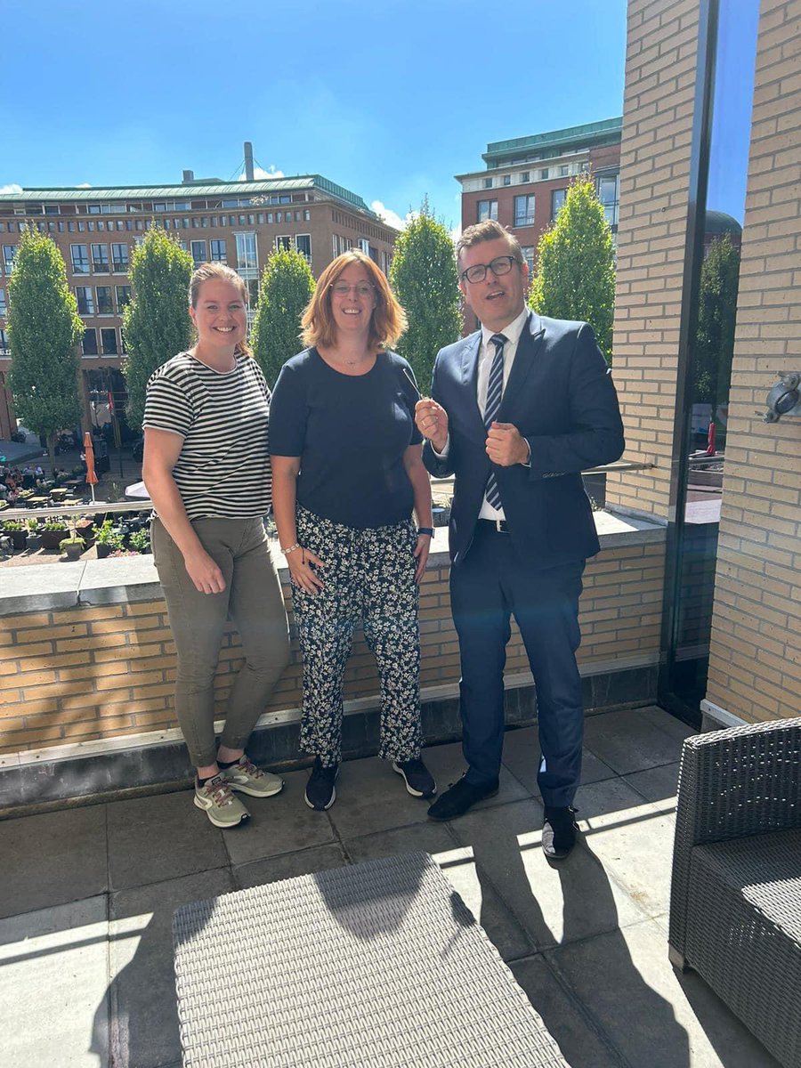 cdaridderkerk's tweet photo. Gisteren maakte twee van onze burgerleden Pauline & Marcella kennis met burgemeester Marco Oosterwijk. Een zeer open en gezellig gesprek. En voor de burgemeester een stemvork cadeau, om de juiste toon te blijven vinden 💚 #CDA #kennismaken #afstemmen #detoondiedemuziekmaakt https://t.co/vH9P4trSbF