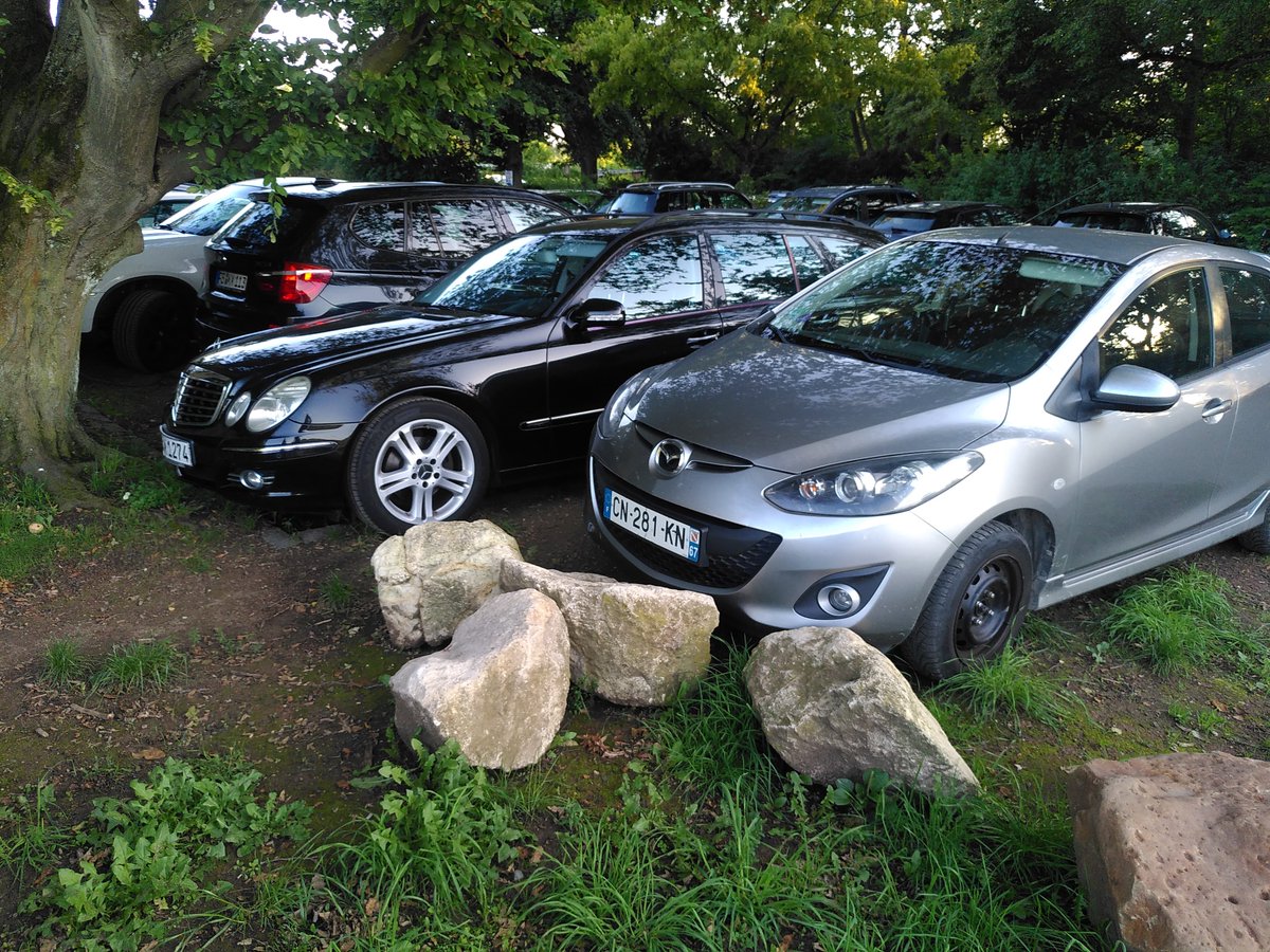 Nach dem Juli-Tweet unten wurden die Steine neu platziert, an den Rand der Grünfläche.
Ratet...
Es hat nicht lange gedauert, bis sie wieder gewandert sind.
<a href="/Stadt_FFM/">Frankfurt am Main</a>, Ihr müsst nochmal ran, vielleicht besser mit größeren Steinen... oder vielleicht ja doch mit einem #Beetmobil?😉