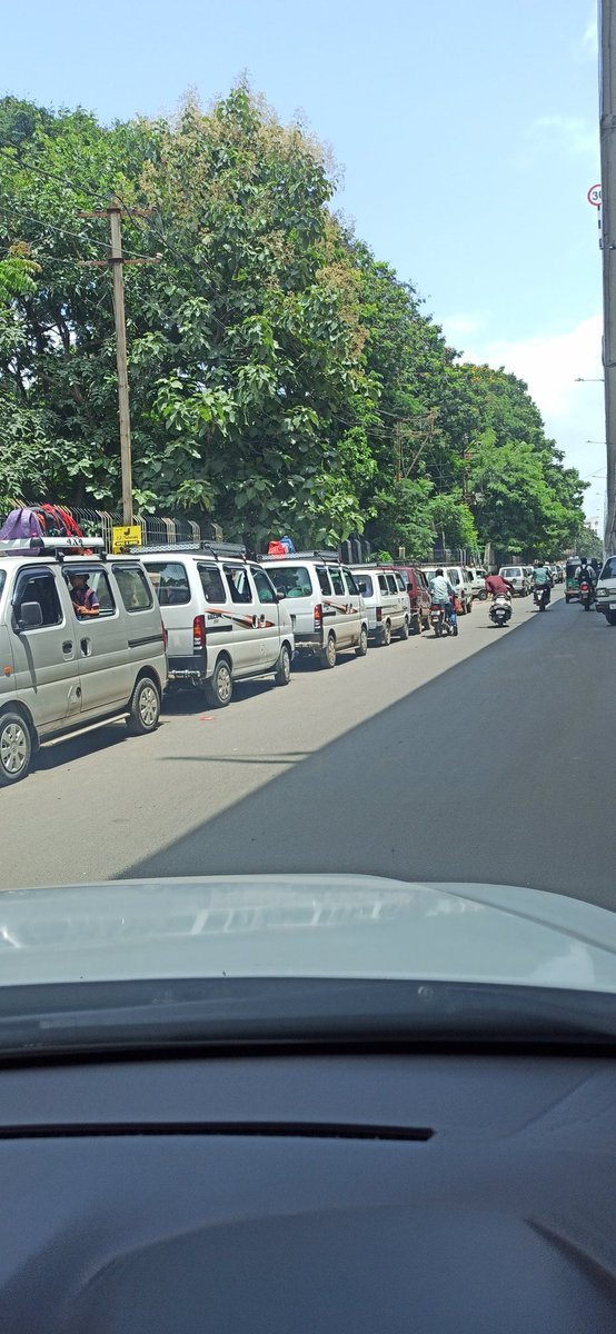 drmilanMicro's tweet photo. 1)Why StXaviers/paul/mary schools allowed to park outside of premices on Kalavad road, blocking half of the road, having parking place inside.
2) People drive on wrong side to reach school, disturbing wockhardt hospital entrance. https://t.co/Jo4YBkcEZP