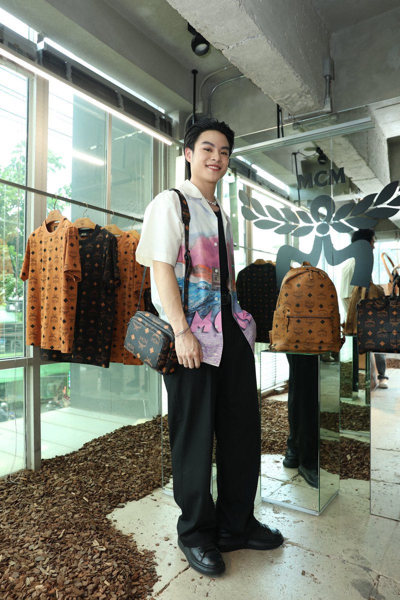 ELLEThailand's tweet photo. หนุ่มหล่ออย่าง มาร์ค กฤษณ์ ก็มาร่วมถ่ายภาพในมุมสุดฮิตของคาเฟ่ MCM Maxi Café เช่นเดียวกัน แฟนๆ ชอบลุคสีสันสดใสของหนุ่มมาร์คในวันนี้กันไหม? 

#MCMMAXICAFE #MCMTHAILAND #MCMxTANGIBLE 
#MCMMAXICAFEx789
#MARCkris https://t.co/0wk31UbWk9