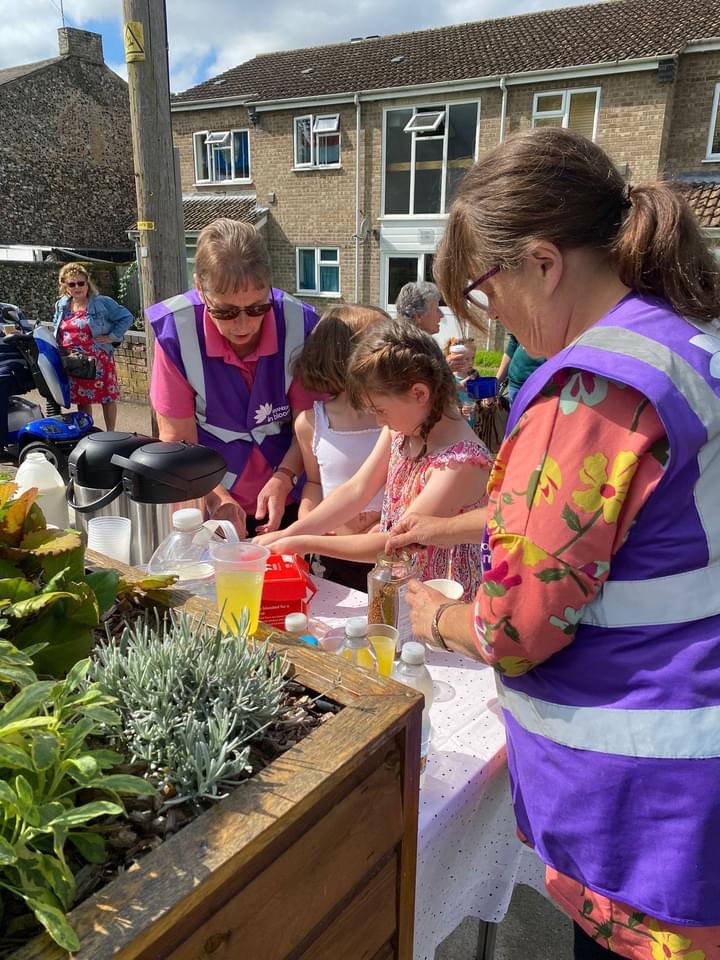 Friendly_Bench's tweet photo. We love these pics of children having fun crafting at The Friendly Bench Brandon. This is what community at its best looks like 😊🌺🧡 Well done to our #TheFriendlyBenchNetwork Members @brandoninbloom1 for organising this fab event. #TheFriendlyBench #connectingcommunities https://t.co/pqlfFBETQY