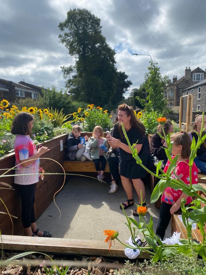 Friendly_Bench's tweet photo. We love these pics of children having fun crafting at The Friendly Bench Brandon. This is what community at its best looks like 😊🌺🧡 Well done to our #TheFriendlyBenchNetwork Members @brandoninbloom1 for organising this fab event. #TheFriendlyBench #connectingcommunities https://t.co/pqlfFBETQY