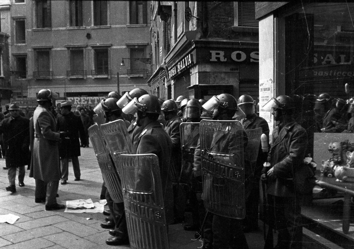 IveserVenezia's tweet photo. 7 marzo 1971, Campo San Luca: manifestazione antifascista #celere
[Archivio Iveser, Fondo Bonicelli digitalizzato] https://t.co/wgyHplhSM2