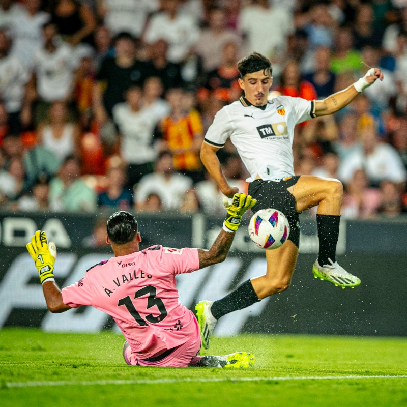 valenciacf's tweet photo. 📺 Ya está disponible en web y app el vídeo con el partido completo del #ValenciaLasPalmas
➡️ Puedes encontrar todos nuestros partidos de @LaLiga en #VCF90 👇