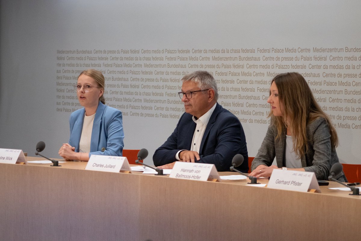 Mitte_Centre's tweet image. 2 Monate vor den Wahlen präsentieren wir unsere Mobilisierungsmassnahmen für den nationalen Wahlkampf. Unter dem Motto «Wir halten die #Schweiz zusammen» stemmen wir uns gegen die zunehmende #Polarisierung in der Schweizer Politik 💪#WahlCH23
Communiqué 👇
die-mitte.ch/wir-halten-die…