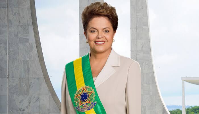 profabelha's tweet photo. Dilma! A senhora é a parte que a história absolveu! Sinta-se abraçada e amada! Obrigada Presidenta. @dilmabr #FoiGolpe https://t.co/pmKJLwOKjz