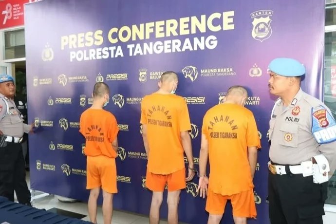 cunte20's tweet photo. Polsek Tigaraksa Polresta Tangerang berhasil  menangkap tiga pelaku pencurian kendaraan bermotor (curanmor) di Tigaraksa, Tangerang, Banten. Satu pelaku di antaranya merupakan pengedar narkoba jenis sabu, Kata Kapolsek Tigaraksa AKP Agus Ahmad Kurnia SH MH https://t.co/plJmRG0LYO