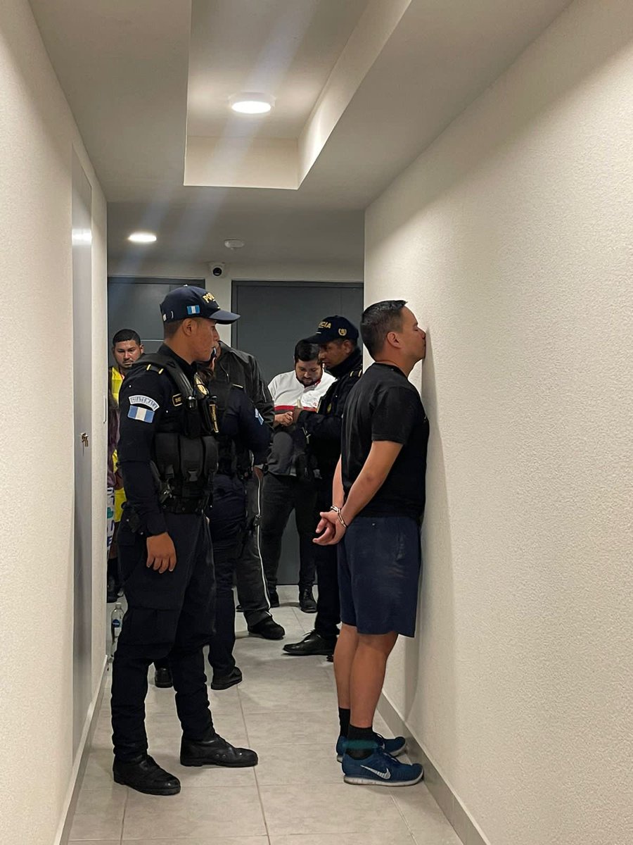 valeriahnr's tweet image. Un malnacido hijo de su re puta madre estaba violentando a una mujer en el edificio donde vivo, los vecinos y yo no nos quedamos callados! LAS MUJERES NO SE TOCAN Y NO ESTÁN SOLAS, mil veces maldito, cobarde! Que frustración, @MPguatemala NO MÁS MUJERES CALLADAS!