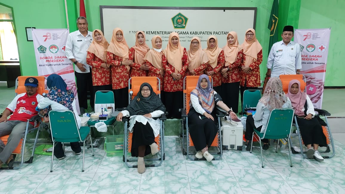 Kegiatan Donor Darah Merdeka tanggal 22 Agustus 2022 di Aula Kantor Kemenag Kab. Pacitan.
Kegiatan Donor Darah Diselenggarakan oleh Kantor Kemenag, Dharma Wanita Persatuan Kementerian Agama dan Palang Merah Indonesia Cabang Pacitan, berhasil menjaring 45 pendonor.