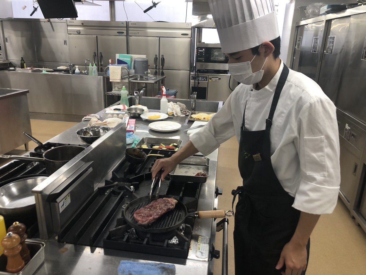 sendai_culinary's tweet photo. 学生さんの自主練習👀の様子拝見　今日はお休みで���が自主練習で頑張ってます🍆🍅🥩🥔

＃仙台農業テック
＃地産地消
＃調理専門学校 https://t.co/VdQJ7xx38t