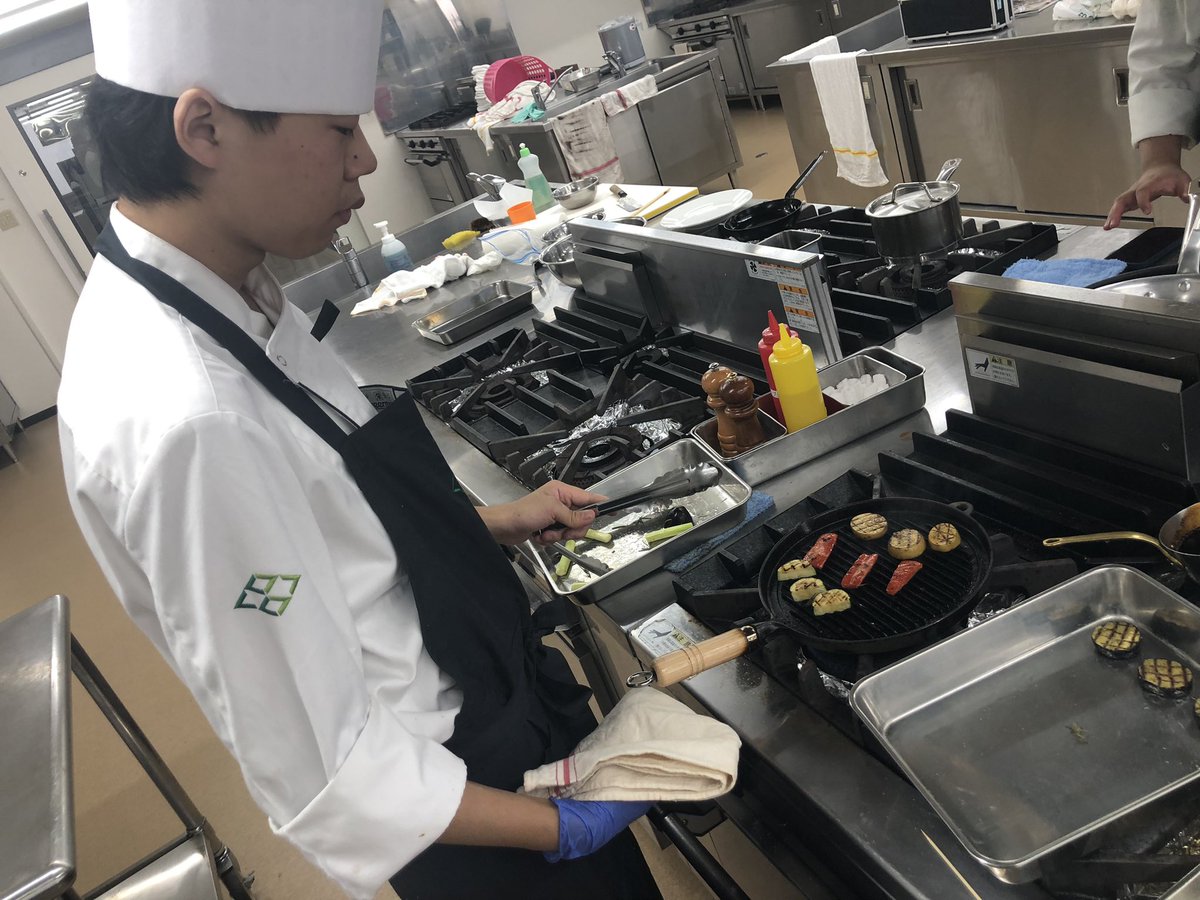 sendai_culinary's tweet photo. 学生さんの自主練習👀の様子拝見　今日はお休みで���が自主練習で頑張ってます🍆🍅🥩🥔

＃仙台農業テック
＃地産地消
＃調理専門学校 https://t.co/VdQJ7xx38t