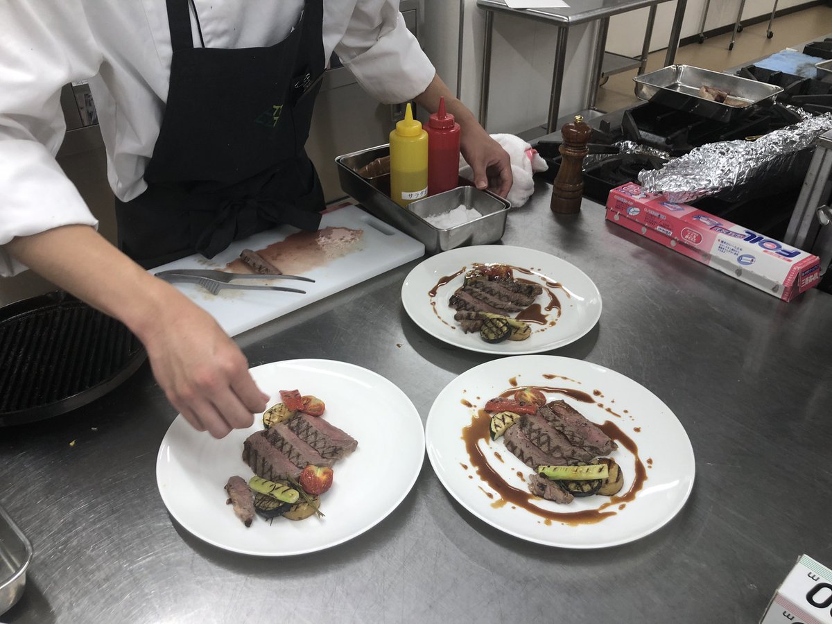 sendai_culinary's tweet photo. 学生さんの自主練習👀の様子拝見　今日はお休みで���が自主練習で頑張ってます🍆🍅🥩🥔

＃仙台農業テック
＃地産地消
＃調理専門学校 https://t.co/VdQJ7xx38t