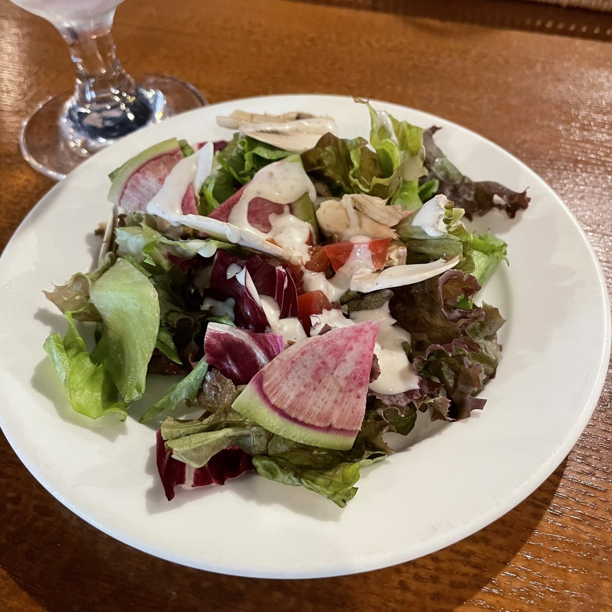 zizi_san's tweet photo. 本日のパスタセット¥1250
サラダ、ドリンク付き。
かなり久しぶりの蒲田”REGARIO”でランチ。
リゾットを食べるつもりで入店して本日のパスタを注文(^^ゞ
冷製のジェノベーゼソース!
美味しくいただきました。
#regario
#蒲田regario https://t.co/SWV3MMQg4r