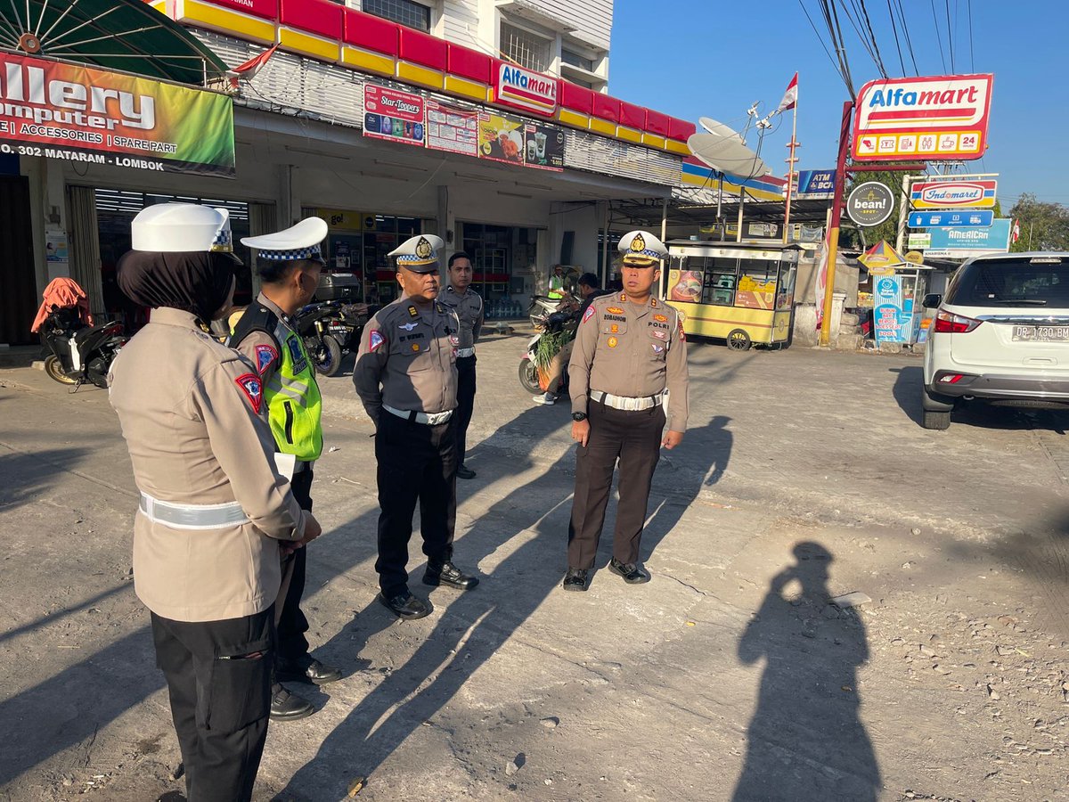 Wadirlantas Polda NTB AKBP Romadhoni Sutardjo S.I.K mengecek pelaksanaan Gatur Pagi Selasa, 22 Agustus 2023 di Kota Mataram.

#ditlantaspoldantb