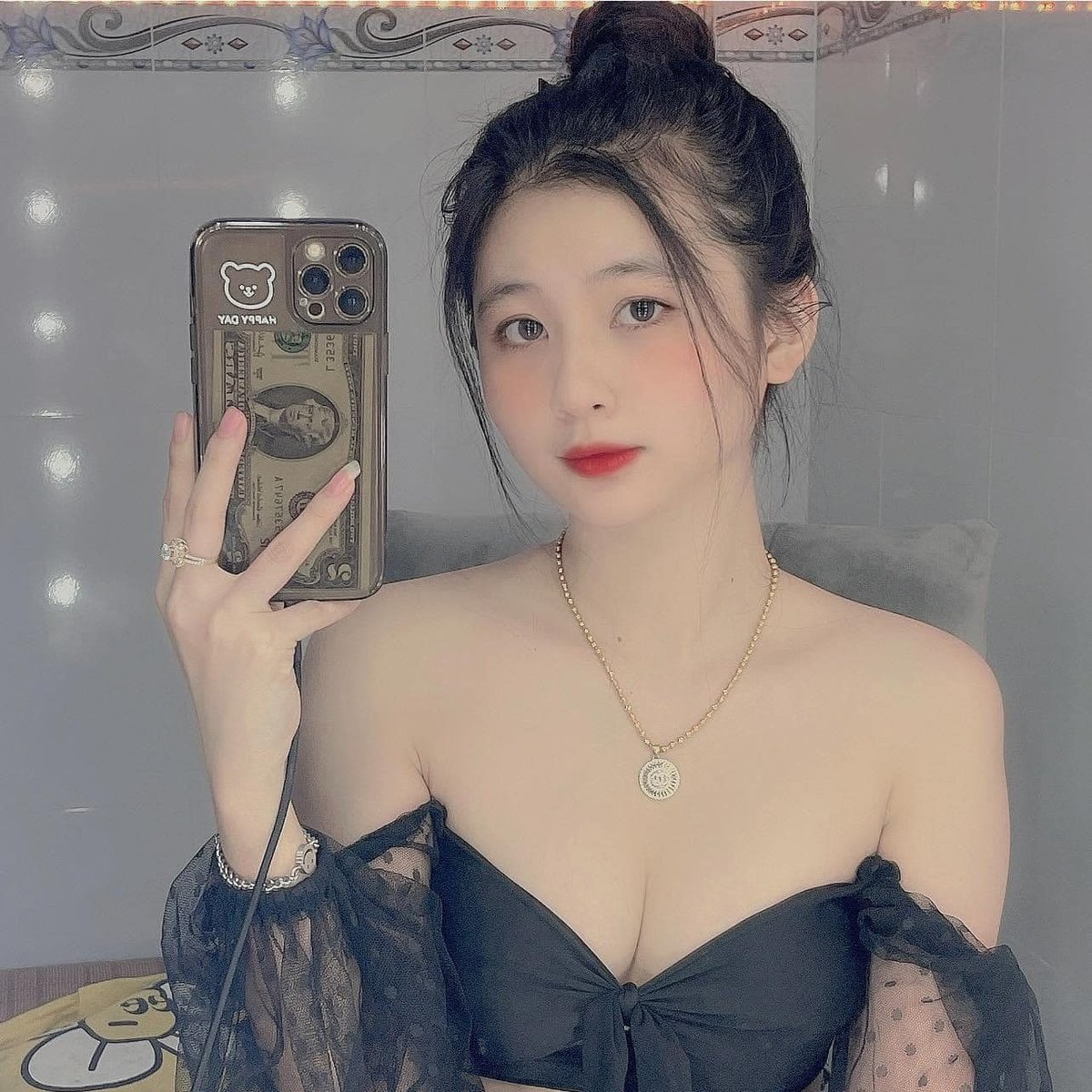 Anh ơi uống rượu làm gì
Nhìn em một chút kiểu gì chả say📷