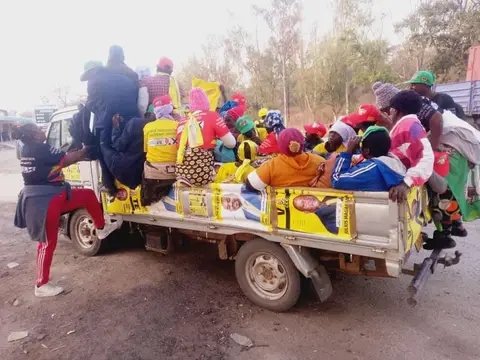 ChaleChipangura's tweet image. Love conquers evil. Thank you @CCCZimbabwe for giving transport to people who were dumped by @zanupf_patriots at a rally in Shurugwi. @zanupf_patriots you don't have to bite the hand that feeds you okay. Bye bye Zanu Pf bye bye 👋