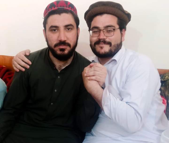 WazirMahir's tweet photo. اگر آپ زندہ انسان ہیں تو غلط باتوں کی مخالفت کرنا سیکھیں،لہروں کے ساتھ لاشیں بہا کرتی ہیں تیراک نہیں۔
(دہ ژوندانہ پہ ہرا لارہ ملگری دی یو)
#ManzoorPashteenOurHero
#StopTorturingPTMActivists
#ReleasePTMActivists
#VideoUnderShadowOfGun
#onlyPTM https://t.co/YuN2if4SdA