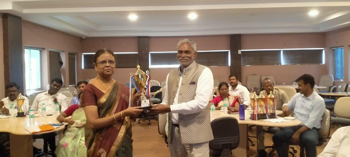 VC_SIMATS's tweet image. Weekly Internal Quality Assessment and Performance Review activities:
The performing colleges/schools were appreciated, motivated and awarded!
This week's meeting was organised by the Saveetha School of Law
