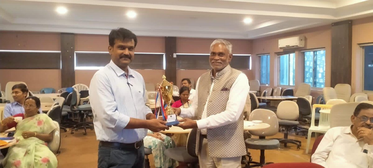 VC_SIMATS's tweet image. Weekly Internal Quality Assessment and Performance Review activities:
The performing colleges/schools were appreciated, motivated and awarded!
This week's meeting was organised by the Saveetha School of Law