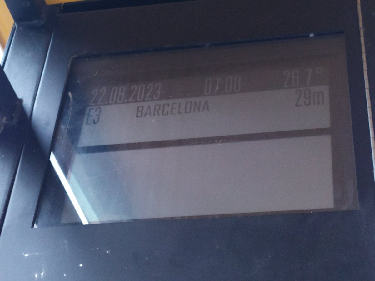 <a href="/ATMbcn/">Autoritat del Transport Metropolità</a> aquests panells i el vostre servei de busos exprés són una vergonya... Encara esperant el bus que marcava que havia de passar en 3min però bé que ha desaparegut. Això per a mi és com eliminar el servei.