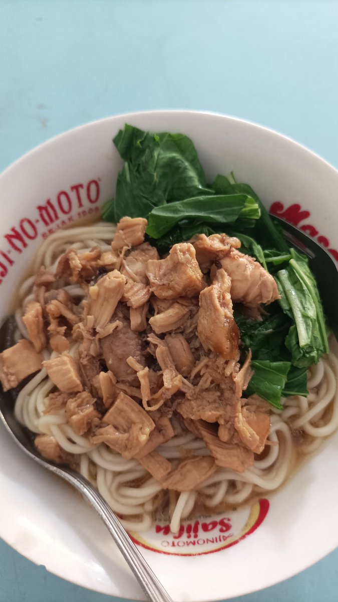 tridarmiyati's tweet photo. Nge mie siang ini mencoba mie ayam semaki Pak Yadi.Lokasi jl kusumanegara timur toko kain Niagara.Gerobaknya biru biasanya mie cenderung manis tp ternyata mi cenderung gurih https://t.co/6JI8gwizf6 byk kuah.pas buat yg g suka manis kayak ak harga bs dilihat cc @InfoMieAyamYK https://t.co/CGNn3F80xi