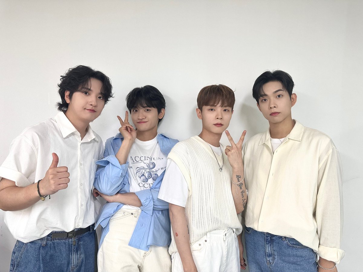 [#LUCY] arirang TV <After School Club> 완료✔️

왈왈이들과 마주보고 함께한
즐거운 오후☀️

‘아지랑이’ 들으면서 행복한 하루 보내세요💙

#루시 #신예찬 #최상엽 #조원상 #신광일 #열 #아지랑이 #AfterSchoolClub