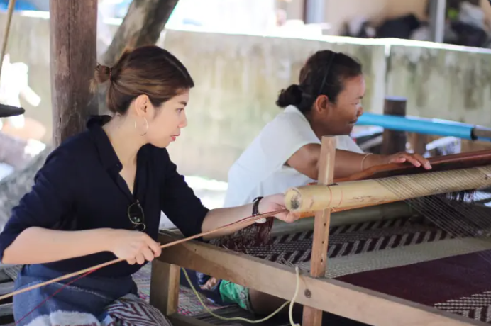 readthecloud's tweet photo. คุยกับ อุ๋งอิ๋ง-ธัญญ์นภัส กิ่งสุวรรณ นักการตลาดสาวชาว #อำนาจเจริญ ที่จับปัญหาของหัตถกรรมไทยอย่าง #เสื่อกก ฝีมือแม่ ๆ ช่างทอมาพัฒนา จนแตกไลน์เป็น เสื่อกกเบลนด์สีคราม กระเป๋า และสารพัดสินค้าแฟชั่น-ไลฟ์สไตล์จนดังไกลระดับโลก #CreativeLocal https://t.co/XEcEuH8Yyr https://t.co/gS4CT4duVM