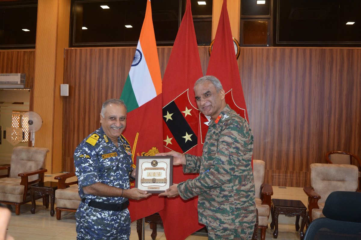 HQ_IDS_India's tweet photo. Delegation headed by the Commandant, College of Def Mgt #CDM_IDS visited #Desest_Corps & 603 Aviation Bde in the Southern Sect as part of #Forward_Area Tour.
Visit acquainted the delegation with #operational_philosophy of Indian Army in #desert_sector https://t.co/ICU60YH636