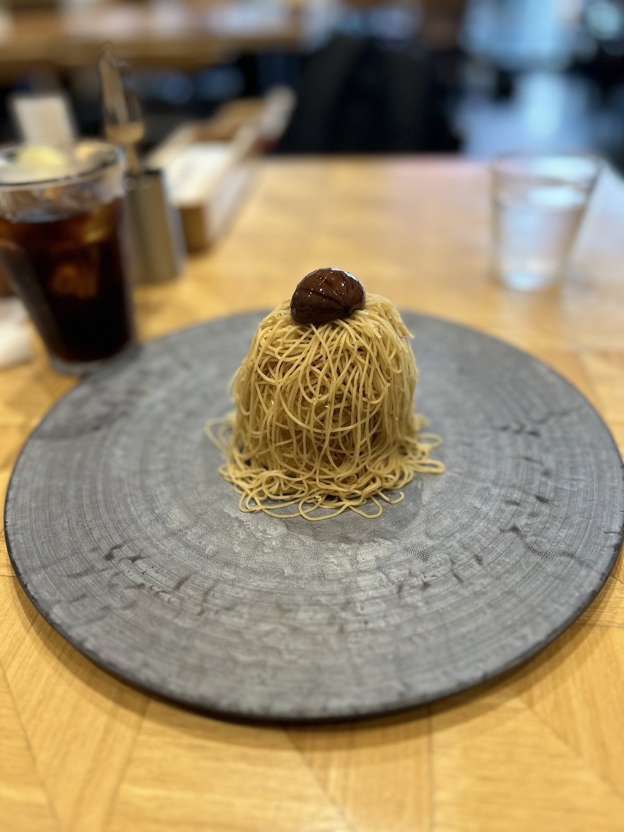 yo_ku2001's tweet photo. 前から気になってたので、チャレンジしてみた。とても上品なモンブランでした。

#SABRINA 
#ヒカリエ
#モンブラン
#スイーツ https://t.co/KUhwOy017W