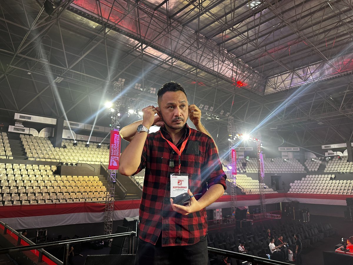 psi_id's tweet photo. Siang-siang serak gini Bro @Giring_Ganesha lagi check sound buat acara Kopdarnas PSI..

Kira-kira Bro @Giring_Ganesha udah ngopi belum ya?🤔

#Kopdarnas2023
#PastiMenangBanyak
#SiapMenujuSenayan2024
#PSIMenang2024
#PartaiSolidaritasIndonesia https://t.co/5TToEBfaMk