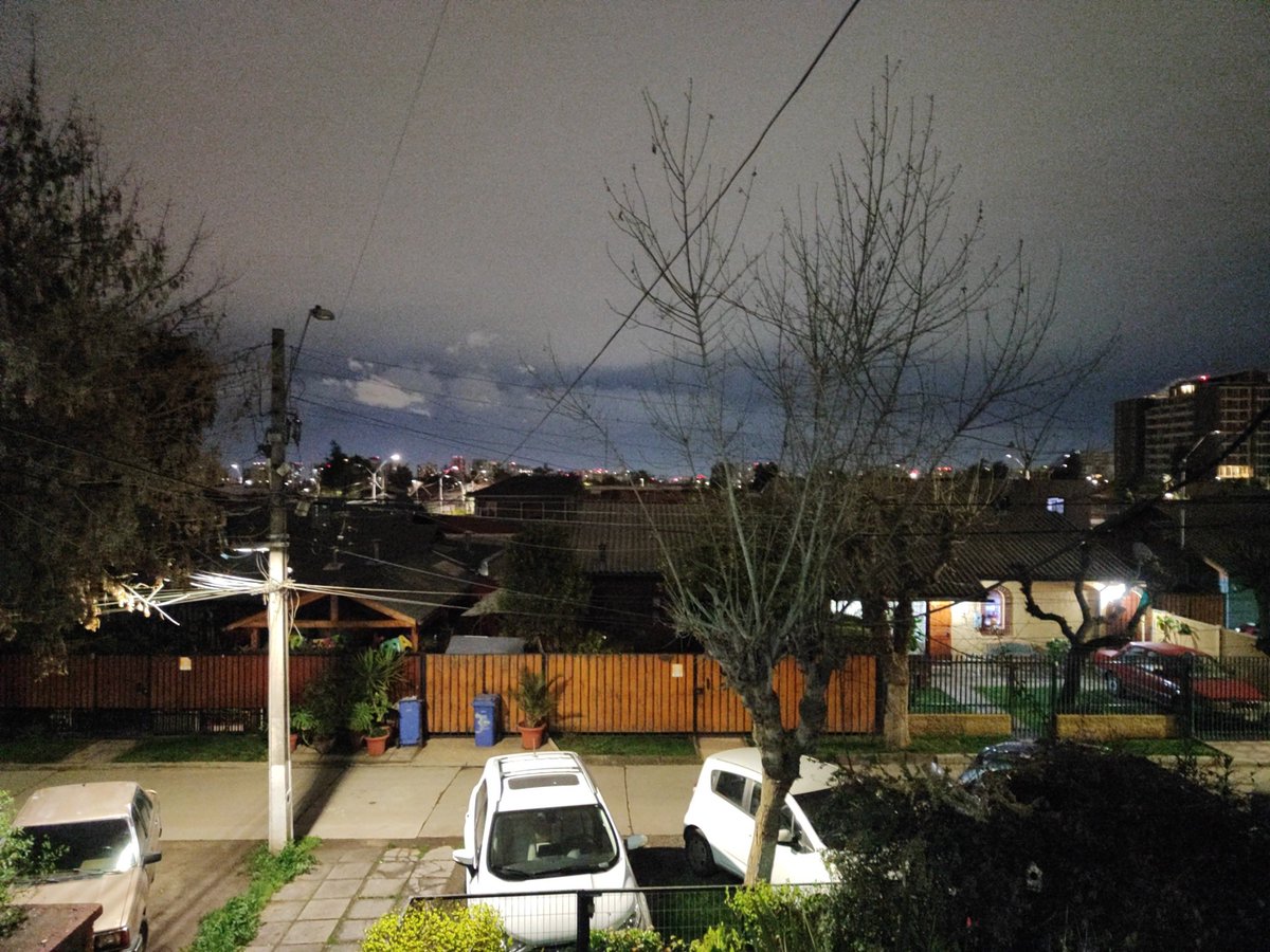 NNNNN6910's tweet photo. Macul actualmente sin viento , no hace frío ni tampoco caen gotas 😮‍💨 está rarisimo el clima #SistemaFrontal https://t.co/jKV3iMcQ95