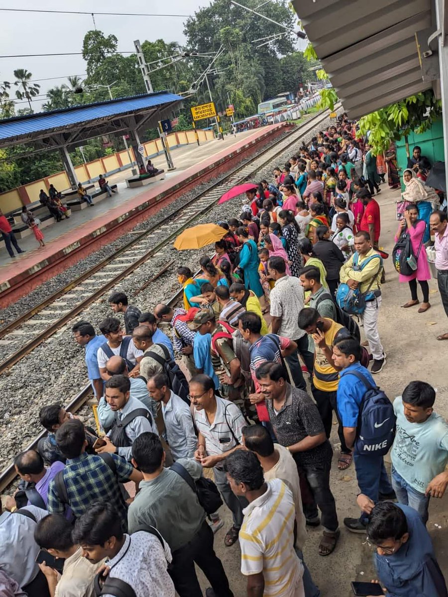 CreationBiswas's tweet photo. Madanpur Rail Strike..
Many problem faced by daily passenger
Please take an action @drmsdah https://t.co/qBeAOT1P4B
