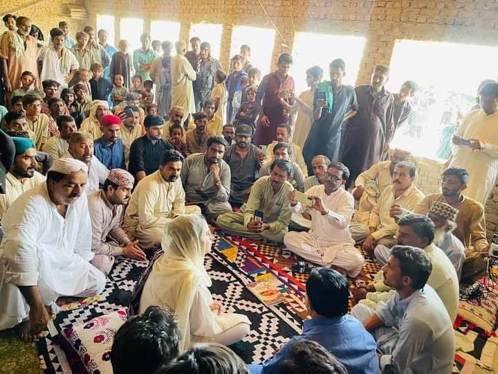 OfRubab's tweet photo. سندھ کی بھادر بیٹی ام رباب چانڈیو نے  خانواھن پہنچ کر بیدردی سے قتل ہونے والی بچی معصوم فاطمہ کے لواحقین سے تعزیت کی 
یہ کیس معصوم فاطمہ کے ساتھ نہیں سندھ کے ساتھ زیادتی ہے جس کا فوری طور انصاف یقینی بنایا جائے

#JusticeForFatima
#سرداری_نظام_نامنظور
#سندھ_کی_بہادر_بیٹی https://t.co/8C5nHlsNes