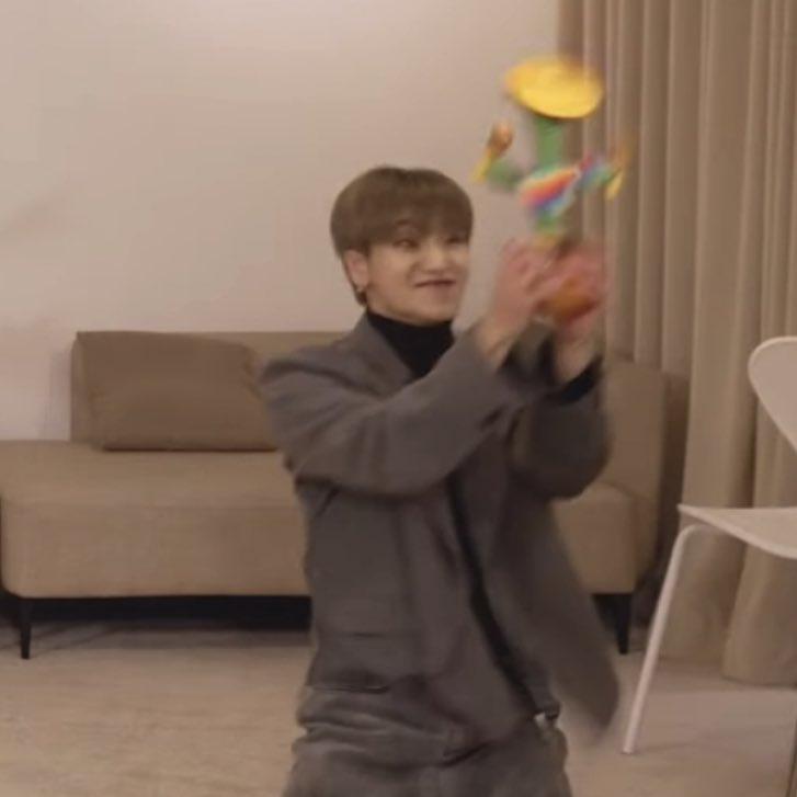 rabbitclock_'s tweet photo. WHAT DO YOU MEAN WE ONLY SEE YOUNGBIN WITH HIS CACTUS SON FOR ONLY ONE VIDEO 😭😭 https://t.co/avyQbL8nkF